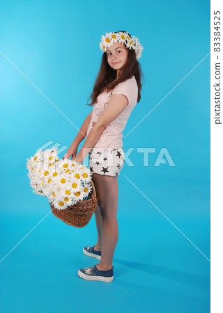Beautiful girl with chamomile wreath 83384525