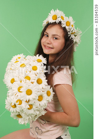 Beautiful girl with chamomile wreath Beautiful girl with chamomile wreath 83384539