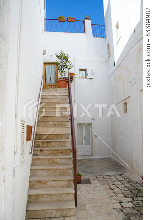 Narrow white streets of Locorotondo in Puglia 83384982