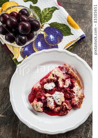 Serve on a plate plum a Clafoutis Serve on a plate plum a Clafoutis 83385651