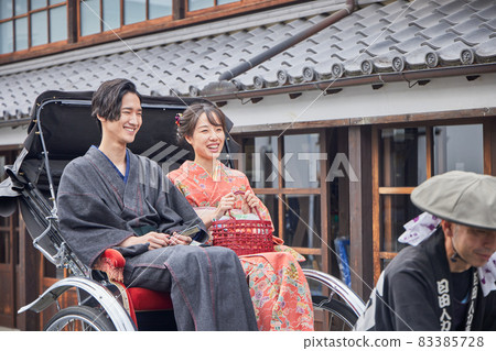 A young couple sightseeing in Mamedamachi, Hita City by rickshaw [Photographing cooperation Hita City Tourism Association] 83385728