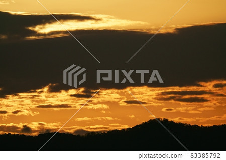 秋天的早晨天空和冉冉升起的太陽/長焦 秋天的早晨天空和冉冉升起的太陽/長焦 83385792