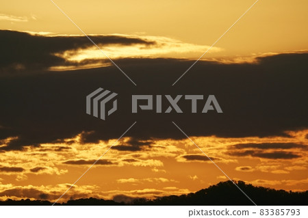 秋天的早晨天空和冉冉升起的太陽/長焦 83385793