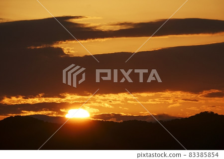 Autumn morning sky and rising sun / telephoto Autumn morning sky and rising sun / telephoto 83385854