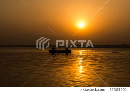 [India] Ganges River at dawn 83385901