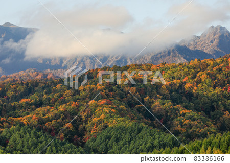 【北海道上富良野町】10月初的十胜山紅葉風景 【北海道上富良野町】10月初的十胜山紅葉風景 83386166
