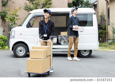 可愛的司機提著行李 83387201