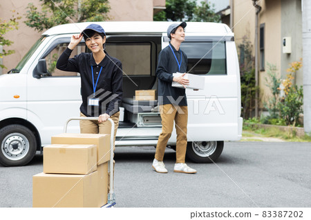 可愛的司機提著行李 可愛的司機提著行李 83387202