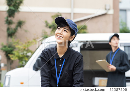 可愛的司機提著行李 83387206