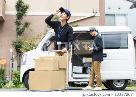 可愛的司機提著行李 83387207