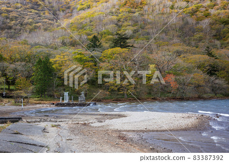 赤城山大沼在強風中蕩漾 83387392