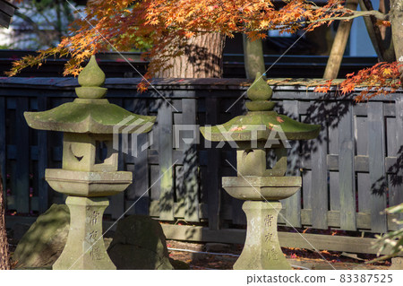 Stone lanterns in the autumn garden Stone lanterns in the autumn garden 83387525
