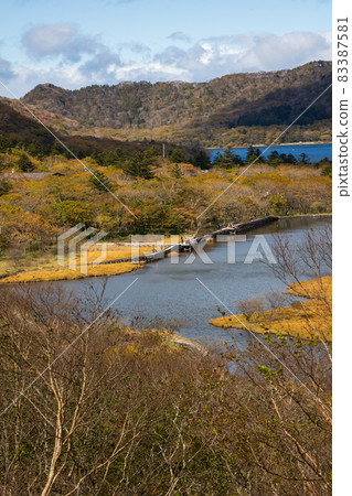 深秋的赤城山,從鳥居山口看到的角滿淵和大沼 深秋的赤城山,從鳥居山口看到的角滿淵和大沼 83387581