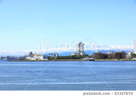 從名古屋市港區山崎川上的東築地橋看到的名古屋港花園碼頭 從名古屋市港區山崎川上的東築地橋看到的名古屋港花園碼頭 83387659