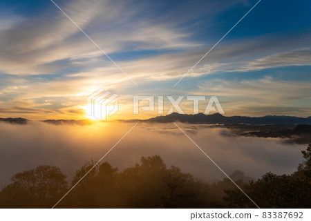 Asahi and Sea of Clouds (Photo by Yamamotoyama Kogen, Ojiya City, Niigata Prefecture) 83387692