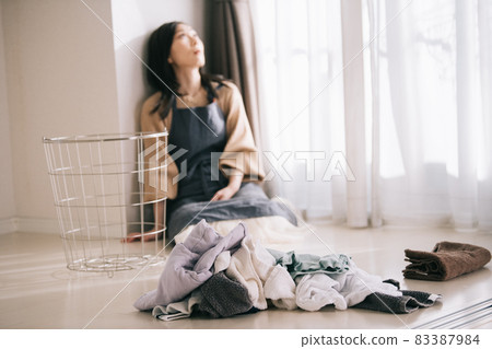 厭倦家務勞動的女性形象・感到壓力和疲勞的女性 83387984