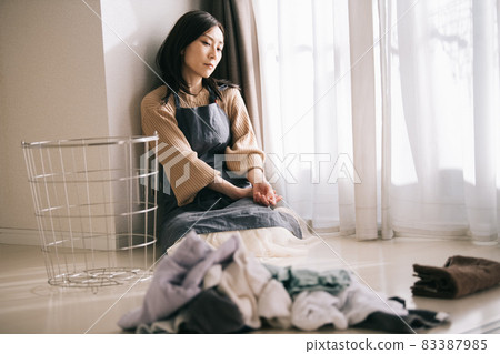 厭倦家務勞動的女性形象・感到壓力和疲勞的女性 厭倦家務勞動的女性形象・感到壓力和疲勞的女性 83387985