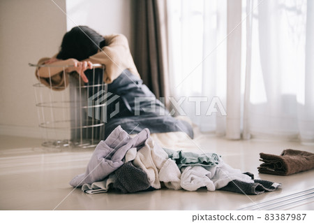 厭倦家務勞動的女性形象・感到壓力和疲勞的女性 厭倦家務勞動的女性形象・感到壓力和疲勞的女性 83387987