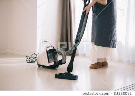 吸塵地板的女人 83388051