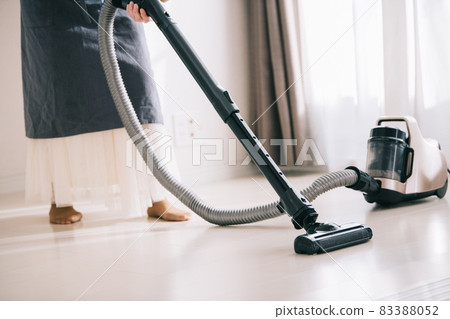 吸塵地板的女人 83388052