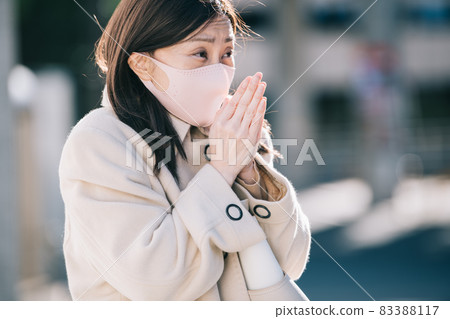 感到寒冷的冬季女性 感到寒冷的冬季女性 83388117