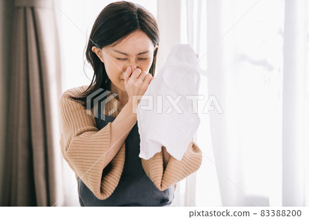 一個對乾洗衣服的氣味有問題的女人 83388200