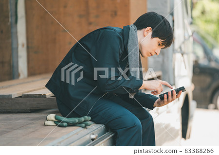 Smartphone and truck driver 83388266