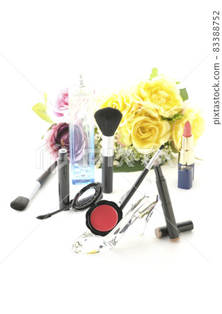白色背景中拍攝的玻璃鞋、口紅、腮紅、睫毛膏、香水、刷子和花束 白色背景中拍攝的玻璃鞋、口紅、腮紅、睫毛膏、香水、刷子和花束 83388752