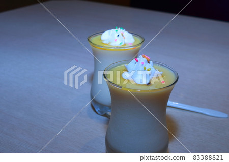 裝在甜點瓶中的杯布丁 裝在甜點瓶中的杯布丁 83388821