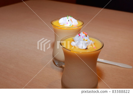 裝在甜點瓶中的杯布丁 裝在甜點瓶中的杯布丁 83388822