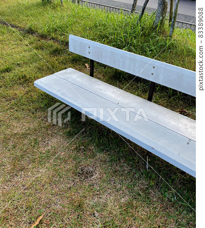 公園的長椅上 公園的長椅上 83389088