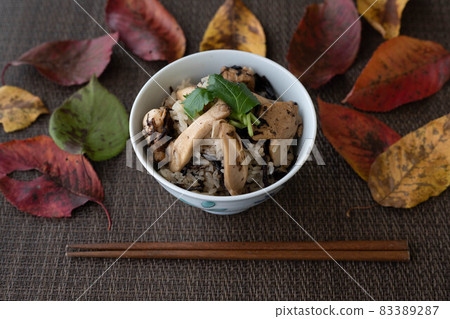 Speaking of the taste of autumn, I tried to cook rice with matsutake mushrooms and chicken. Speaking of the taste of autumn, I tried to cook rice with matsutake mushrooms and chicken. 83389287