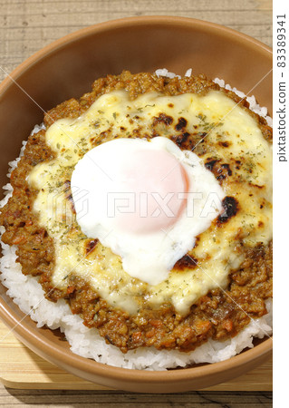 A bird's-eye view of grilled dry curry with hot spring eggs and cheese 83389341