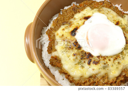 A bird's-eye view of grilled dry curry with hot spring eggs and cheese 83389357