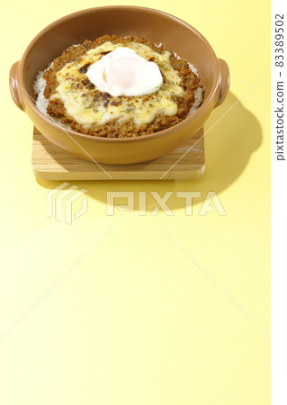 Grilled dry curry with hot spring eggs and cheese 83389502