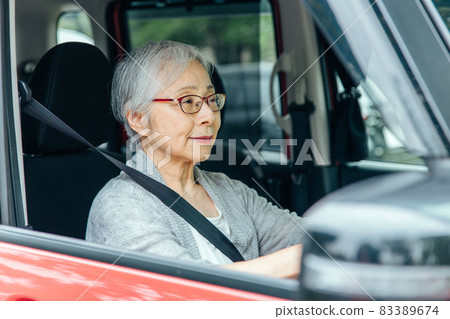 開車的老婦人(微笑) 開車的老婦人(微笑) 83389674