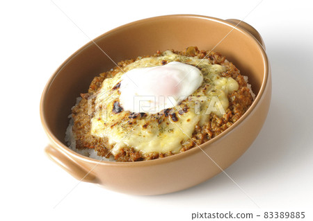 Photographed a grilled dry curry with hot spring eggs and cheese on a white background 83389885