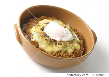 Photographed a grilled dry curry with hot spring eggs and cheese on a white background 83389886