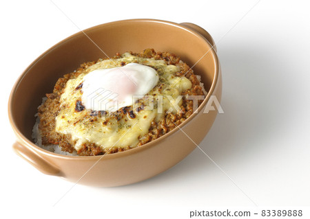 Photographed a grilled dry curry with hot spring eggs and cheese on a white background 83389888