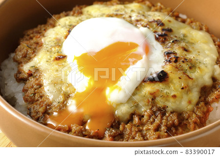 Break the hot spring egg topped with grilled dry curry and eat it 83390017