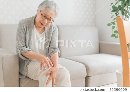 Elderly woman with knee pain 83390609