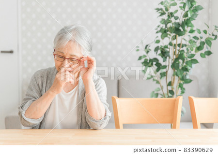 Elderly woman with a melancholy look (nose) Elderly woman with a melancholy look (nose) 83390629