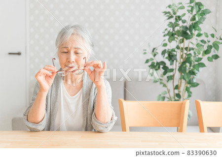 戴眼鏡的老婦人 83390630