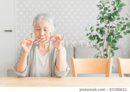 戴眼鏡的老婦人 83390631