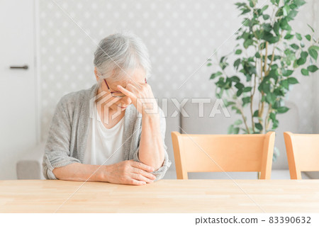 一臉憂鬱的老婦人 一臉憂鬱的老婦人 83390632
