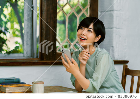 一個在家學習的女人 一個在家學習的女人 83390970