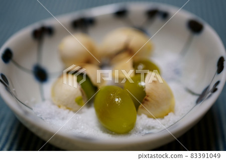 Grilled ginkgo on a small plate with shell 83391049