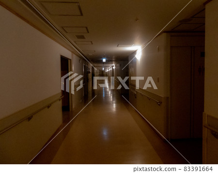 夜晚的醫院走廊 夜晚的醫院走廊 83391664