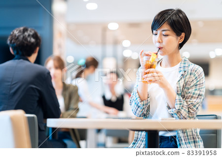 Female cafe tea time shooting cooperation: Creadisce (Maruzen-Yushudo Co., Ltd.) Female cafe tea time shooting cooperation: Creadisce (Maruzen-Yushudo Co., Ltd.) 83391958