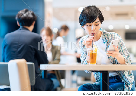 Female cafe tea time smartphone shooting cooperation: Creadisce (Maruzen-Yushudo Co., Ltd.) Female cafe tea time smartphone shooting cooperation: Creadisce (Maruzen-Yushudo Co., Ltd.) 83391959